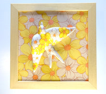 Carregar imagem no visualizador da galeria, Quadro Azulejo Andorinha, Margaridas/Amarelas - 24x24cm
