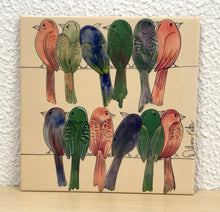 Carregar imagem no visualizador da galeria, Azulejo 20cm, pintado à mão, tema varal de pássaros, colorido, quadro decorativo, para penduarar, art, cerâmica

