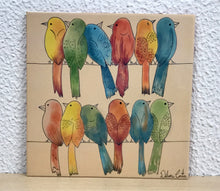 Carregar imagem no visualizador da galeria, Azulejo 20cm, pintado à mão, tema varal de pássaros, colorido, quadro decorativo, para penduarar, art, cerâmica
