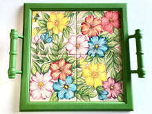 Carregar imagem no visualizador da galeria, Bandeja de Madeira com azulejos pintados à mão - Floral 42 x 37cm

