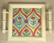 Carregar imagem no visualizador da galeria, Mini Bandeja de madeira com lindo azulejo pintado à mão
