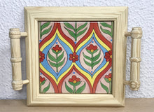 Carregar imagem no visualizador da galeria, Mini Bandeja de madeira com lindo azulejo pintado à mão
