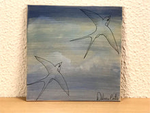 Carregar imagem no visualizador da galeria, Azulejo com pintura de andorinhas, pintado á mão, 20x20cm, para pendurar

