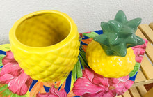 Carregar imagem no visualizador da galeria, Kit (2 peças) Jarra e abacaxi de cerâmica, cor Amarela
