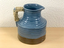 Carregar imagem no visualizador da galeria, Decoração, Jarro Cerâmica com macramé na alça - Castanho e Azul Cinzento, 19x17cm
