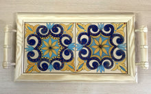 Carregar imagem no visualizador da galeria, Tabuleiro de madeira com tampo de azulejos pintados à mão
