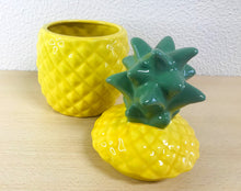 Carregar imagem no visualizador da galeria, Kit (2 peças) Jarra e abacaxi de cerâmica, cor Amarela
