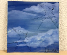 Carregar imagem no visualizador da galeria, Azulejo com pintura de andorinhas, pintado á mão, 20x20cm, para pendurar
