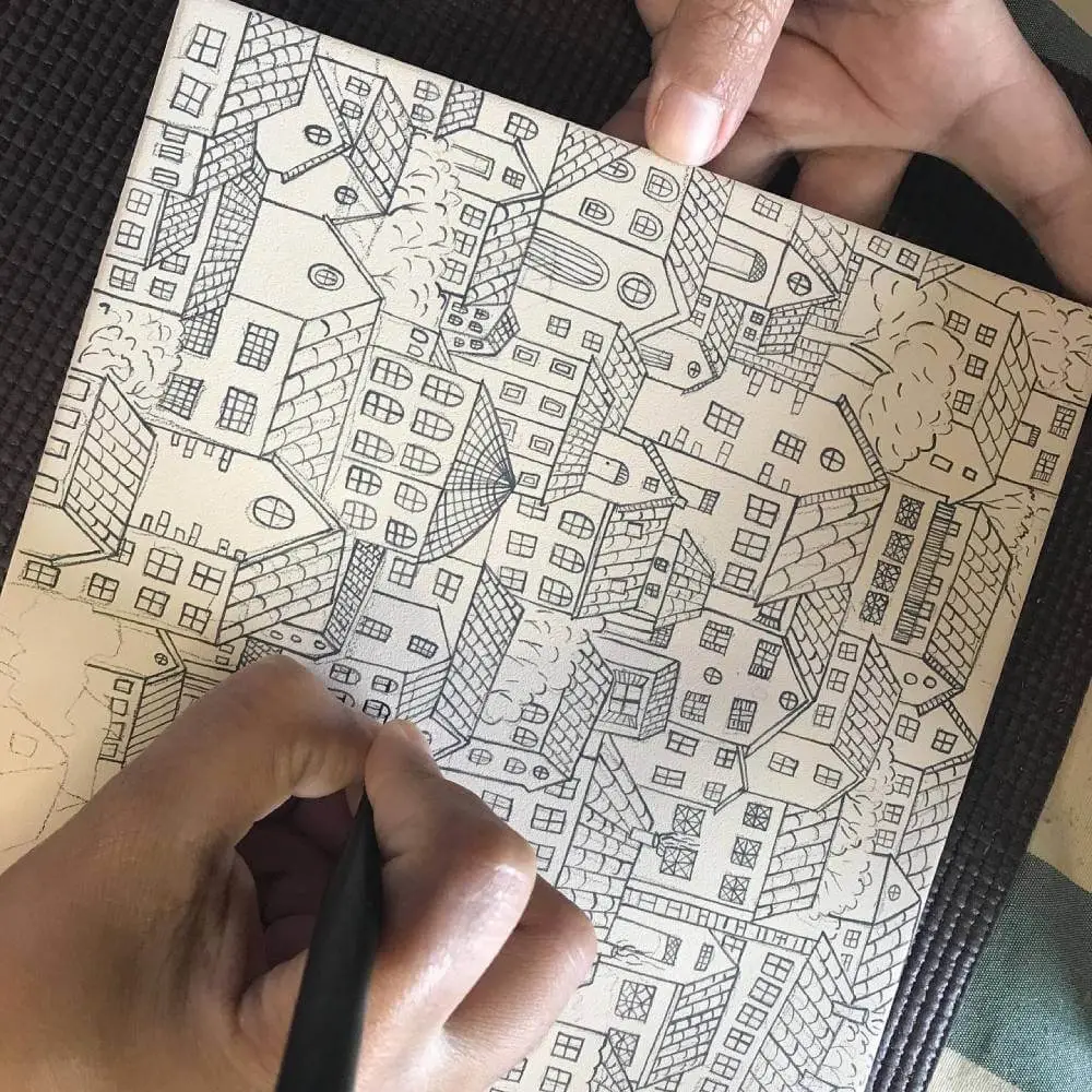 Desenho detalhado de casas em azulejo antes da pintura no atelier Débora Costa